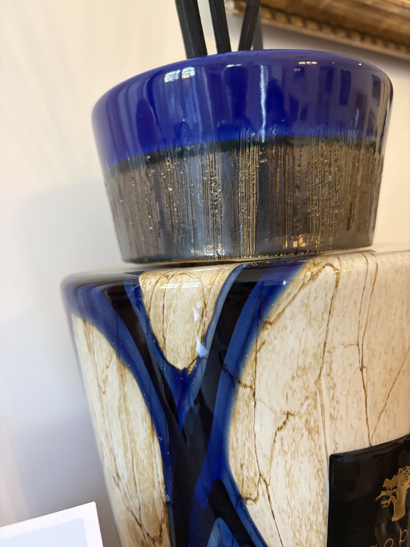 Céramique cobalt et marbrée du cabinet CLAWZ AVOCATS